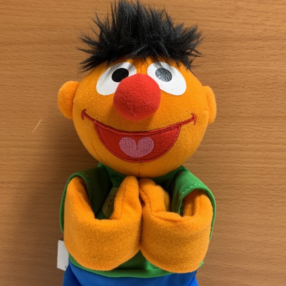 Ernie Hugs Forever Friends - Sesame Street by Hasbro - Picture 4 of 9